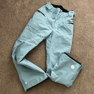 Brand new snow pants. Worn once but didn’t work for my thighs